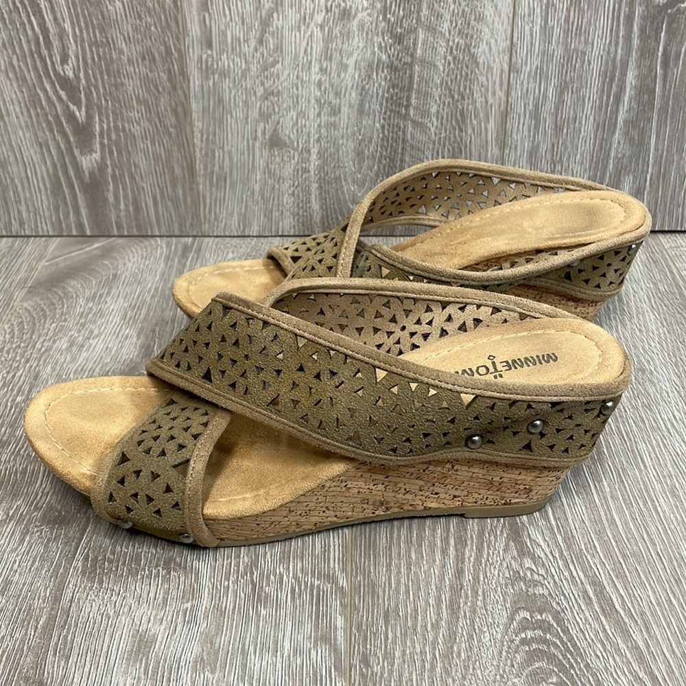 Minnetonka Lainey Laser Cut Suede Leather Cork Wedge Sandal Tan 9